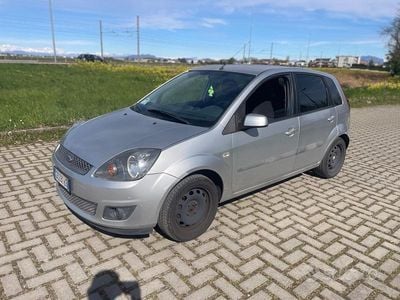 Usado Ford Fiesta Ghia 68 HP (50 kW) 2007 Cinzento Citadino
