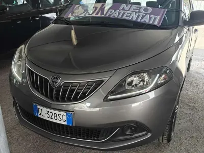 Usata Lancia Ypsilon Silver 69 CV (50 kW) 2022 Grigio scuro Utilitaria