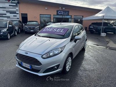 Usata Ford Fiesta 75 CV (55 kW) 2015 Argento Berlina