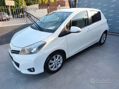 Usata Toyota Yaris 69 CV (50 kW) 2012 Bianco Utilitaria