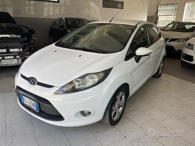 Usata Ford Fiesta 96 CV (70 kW) 2012 Bianco Utilitaria
