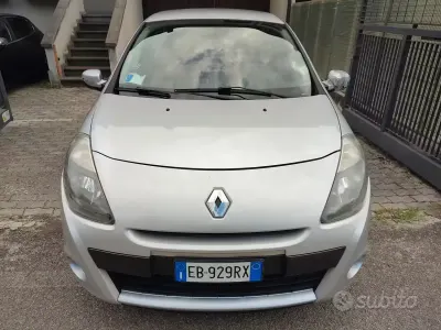 Begagnad Renault Clio II 75 HK (55 kW) 2010 Grå Sedan