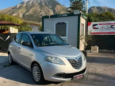 Usata Lancia Ypsilon Silver 69 CV (50 kW) 2015 Grigio Utilitaria