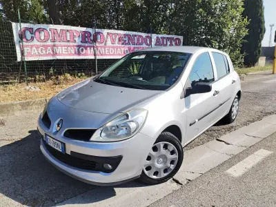 Usata Renault Clio II PE 75 CV (55 kW) 2006 Grigio Berlina