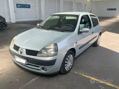 Usata Renault Clio Expression 75 CV (55 kW) 2002 Grigio Berlina