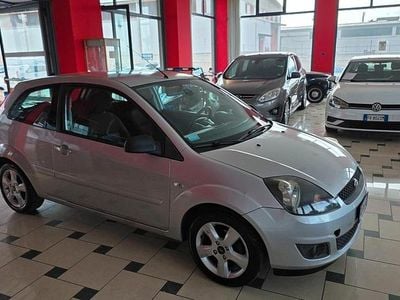 Second-hand Ford Fiesta Ghia 68 CP (50 kW) 2008 Argintiu Hatchback