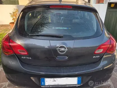 Usata Opel Astra 140 CV (102 kW) 2013 Grigio Berlina