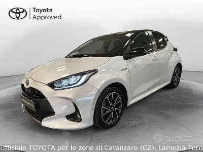 Begagnad Toyota Yaris Hybrid Style 115 HK (84 kW) 2021 Vit Sedan