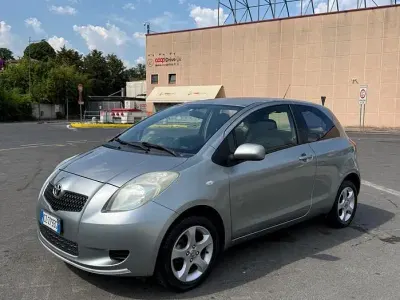 Usata Toyota Yaris Sol 69 CV (50 kW) 2006 Grigio Berlina