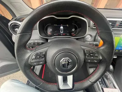 Usado MG ZS Luxury 111 CV (81 kW) 2023 Negro SUV