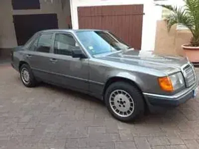Usata Mercedes E200 122 CV (89 kW) 1988 Grigio Berlina