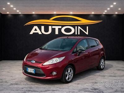 Begagnad Ford Fiesta Titanium 92 HK (67 kW) 2011 Röd Halvkombi