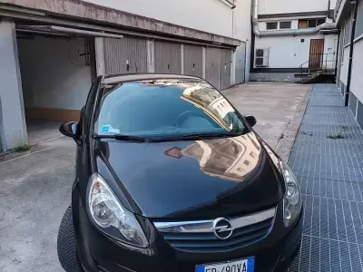 Usado Opel Corsa Club 80 CV (58 kW) 2010 Negro Utilitario
