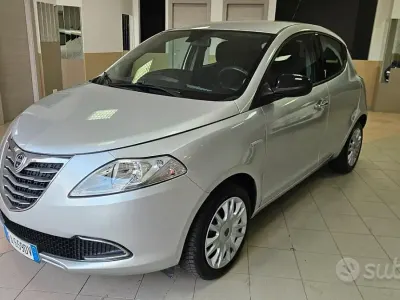 Usata Lancia Ypsilon 69 CV (50 kW) 2015 Grigio Utilitaria