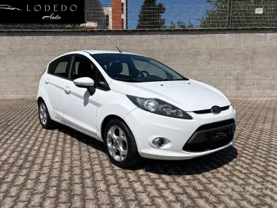 Usata Ford Fiesta Titanium 60 CV (44 kW) 2012 Bianco Berlina