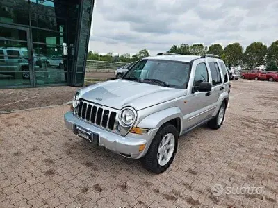 Usata Jeep Cherokee 163 CV (119 kW) 2008 Grigio SUV