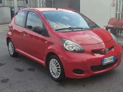 Usata Toyota Aygo Sol 68 CV (50 kW) 2009 Rosso Utilitaria