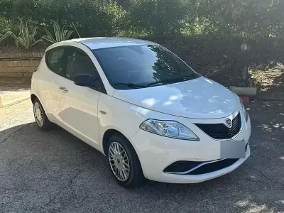 Usata Lancia Ypsilon Silver 69 CV (50 kW) 2017 Bianco Utilitaria