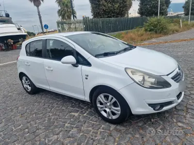 Używany Opel Corsa Cosmo 80 KM (58 kW) 2010 Biały Hatchback