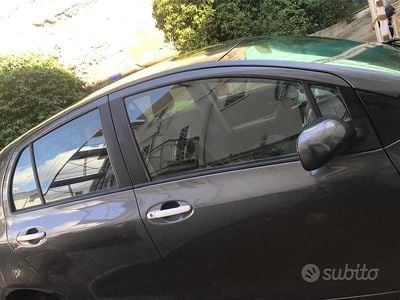 Usata Toyota Yaris 90 CV (66 kW) 2009 Grigio Utilitaria
