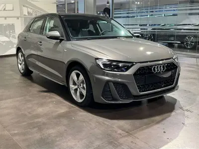 Nuova Audi A1 Sportback S-Line 116 CV (85 kW) 2026 Grigio chronos / tetto nero my Utilitaria