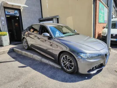 Usata Alfa Romeo Giulia Super 179 CV (131 kW) 2018 Grigio scuro metallizzato Berlina