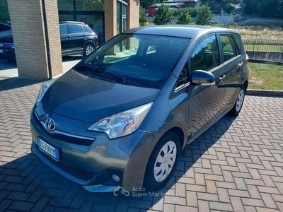 Usata Toyota Verso-S Active 99 CV (72 kW) 2011 Grigio Monovolume