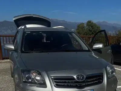 Usata Toyota Avensis 126 CV (92 kW) 2009 Grigio Station wagon