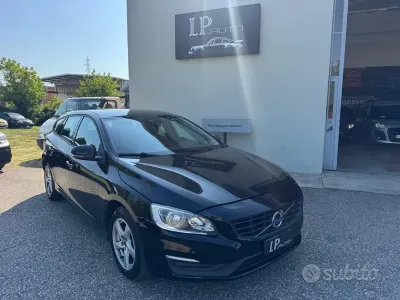 Usata Volvo V60 Momentum 120 CV (88 kW) 2017 Nero Station wagon