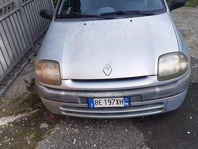 Usata Renault Clio II 75 CV (55 kW) 1999 Grigio Berlina