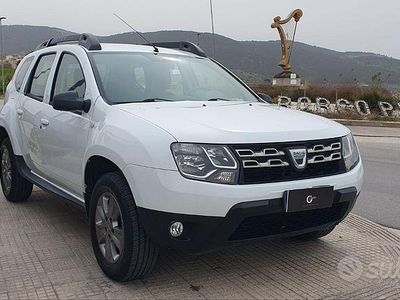 Usata Dacia Duster Lauréate 110 CV (80 kW) 2014 Bianco Berlina