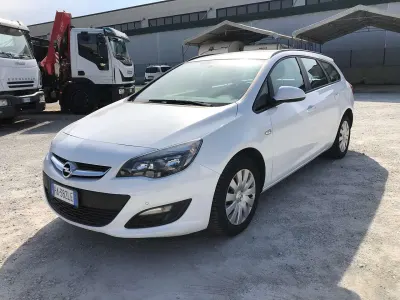 Usata Opel Astra Cosmo 140 CV (102 kW) 2013 Bianco SUV