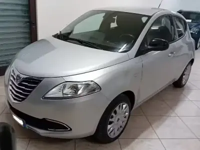 Begagnad Lancia Ypsilon S 95 HK (69 kW) 2012 Silver Halvkombi