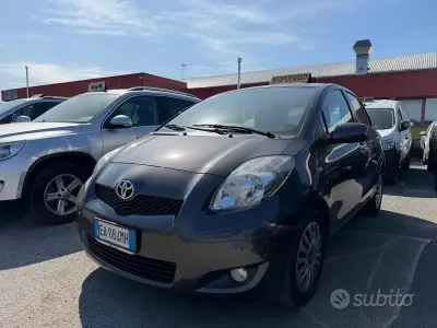 Begagnad Toyota Yaris Sol 101 HK (74 kW) 2010 Grå Halvkombi