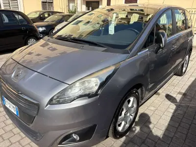 Usata Peugeot 5008 Active 114 CV (83 kW) 2015 Grigio Monovolume
