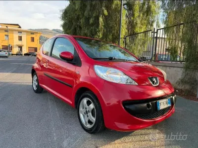 Usata Peugeot 107 68 CV (50 kW) 2007 Rosso Utilitaria