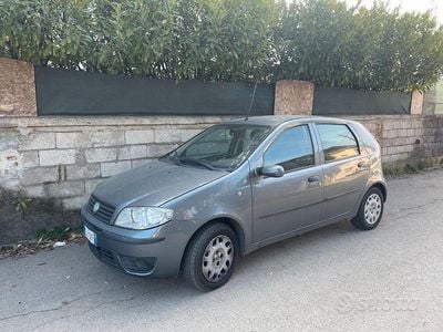 Usado Fiat Punto 60 CV (44 kW) 2004 Gris Utilitario