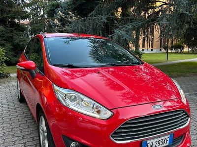 Usata Ford Fiesta Titanium 75 CV (55 kW) 2014 Rosso Utilitaria
