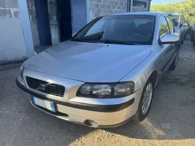 Usata Volvo S60 140 CV (102 kW) 2001 Argento Berlina