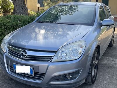 usata Opel Astra 1.7 CDTI 101CV Tenuta sempre in garage, in buono stato, unico proprietario.