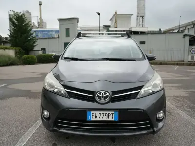 Usata Toyota Verso Active 132 CV (97 kW) 2014 Grigio Monovolume