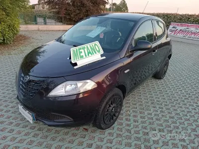 Usata Lancia Ypsilon Gold 80 CV (58 kW) 2014 Viola Utilitaria