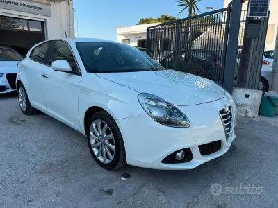 Usata Alfa Romeo Giulietta Distinctive 105 CV (77 kW) 2014 Bianco Utilitaria