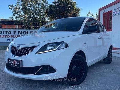 Begagnad Lancia Ypsilon Gold 69 HK (50 kW) 2022 Vit Halvkombi