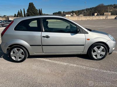 Usata Ford Fiesta Ghia 68 CV (50 kW) 2004 Grigio Utilitaria