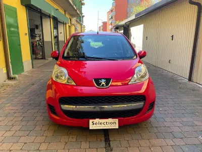 Usata Peugeot 107 Access 68 CV (50 kW) 2011 Rosso Utilitaria