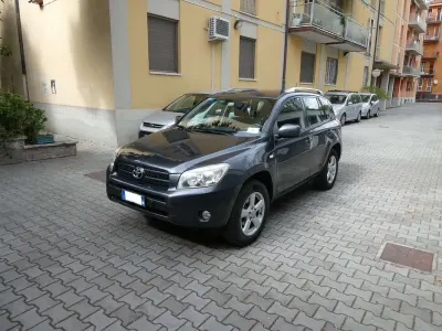Usata Toyota RAV4 152 CV (111 kW) 2007 Grigio SUV