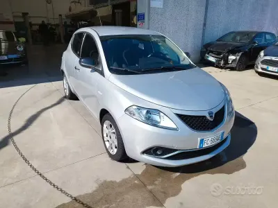 Usata Lancia Ypsilon Gold 69 CV (50 kW) 2016 Grigio Utilitaria