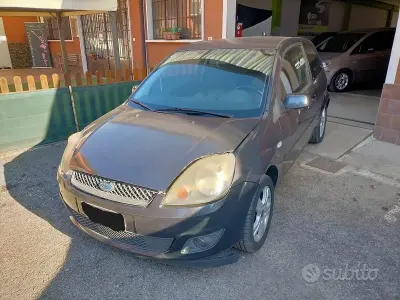 Usata Ford Fiesta Ghia 75 CV (55 kW) 2008 Grigio Utilitaria