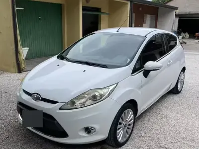 Usata Ford Fiesta 82 CV (60 kW) 2009 Bianco Berlina